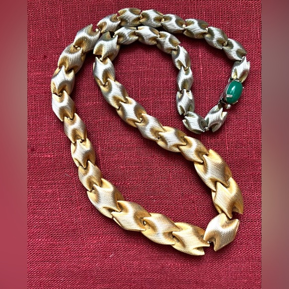 BRANIA Two-Toned Link Necklace Graduated Mid Century Green Cabochon Clasp-Marked - Picture 6 of 7